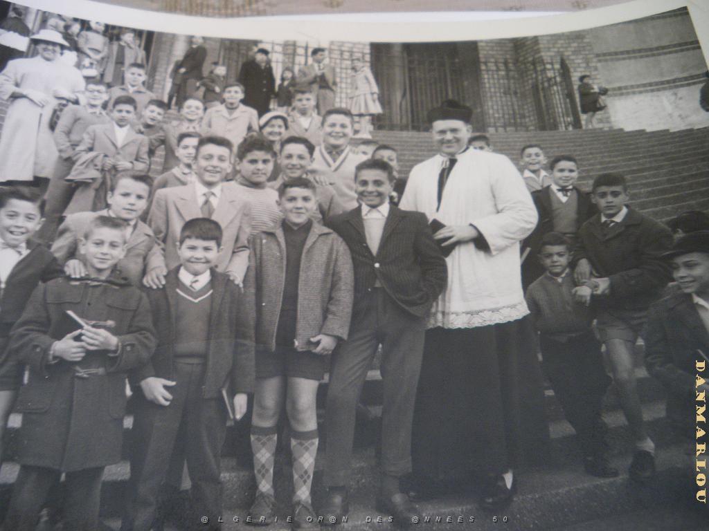 SUR LES MARCHES DE LA CATHEDRALE D ORAN.JPG